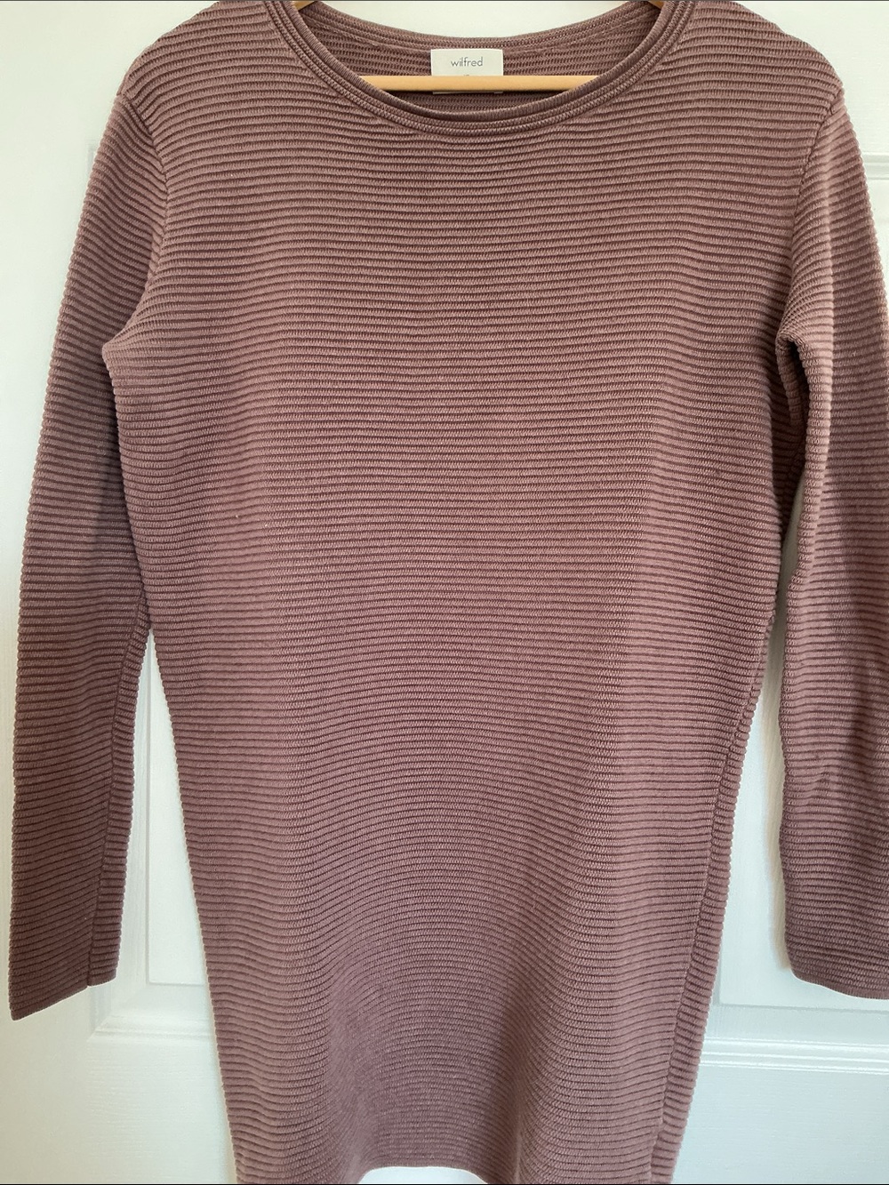 Aritzia Wilfred Campanule Cashmere and silk blend dress
20.5 P2P: 30.5 length